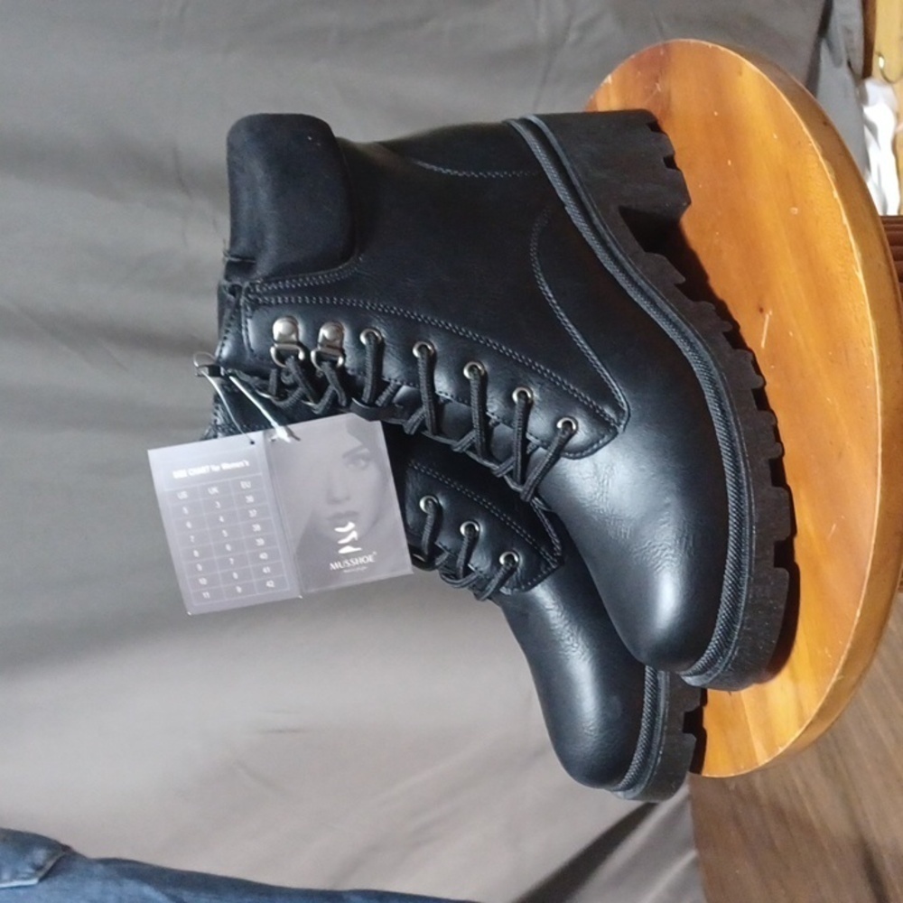 MUSSHOE WOMENS LUG..ANKLE BOOTS SIZE 9.5 IN A BEAUTIFUL BLACK ,,,,,NEW WITH TAGS